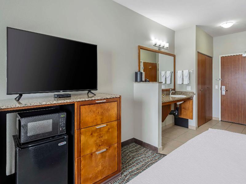 Best Western Plus Peppertree Inn at Omak image