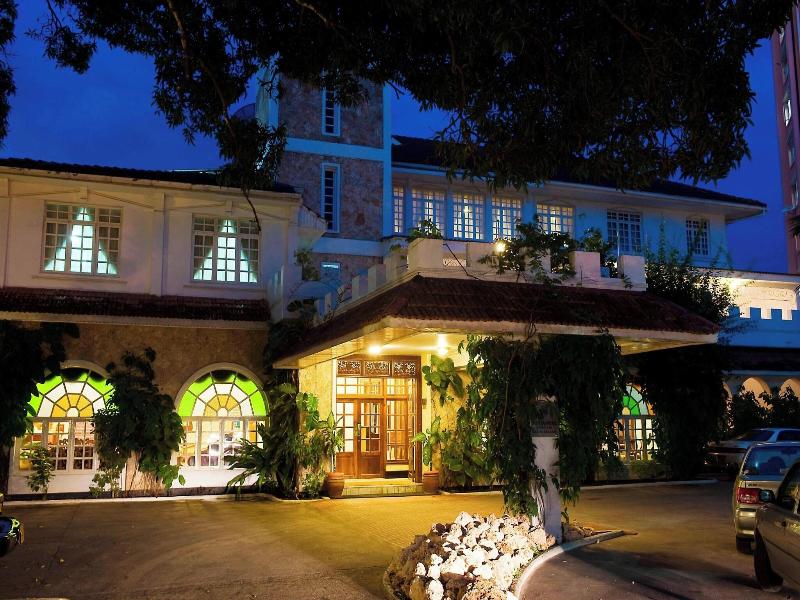 Protea Hotel Dar es Salaam Courtyard image