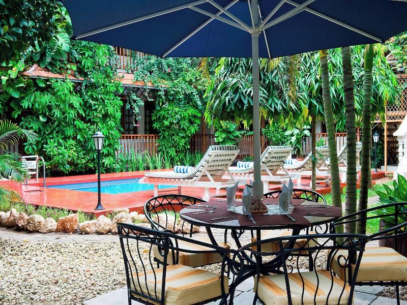 Protea Hotel Dar es Salaam Courtyard image