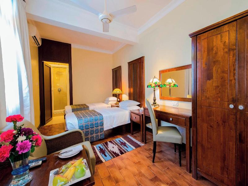 Protea Hotel Dar es Salaam Courtyard image