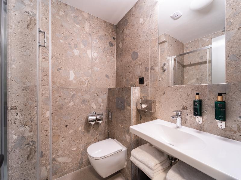 EA Hotel Julis image