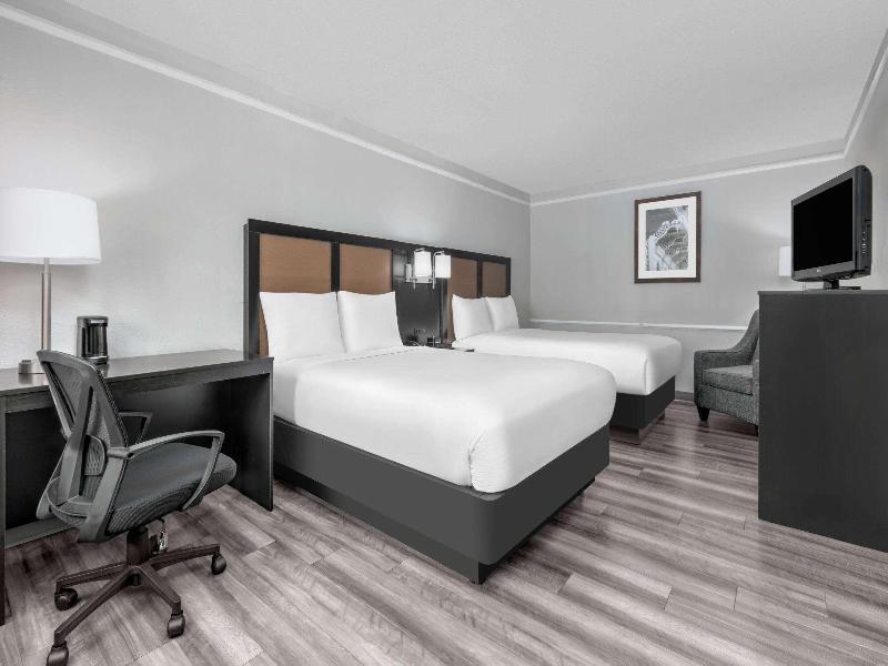 Baymont by Wyndham Austin University Area image