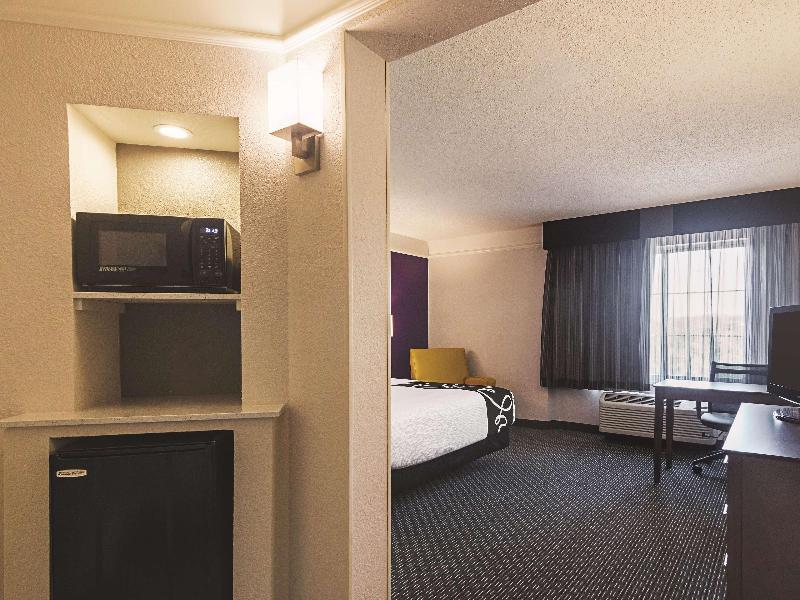 La Quinta Inn & Suites Oklahome City Nw Expressway image