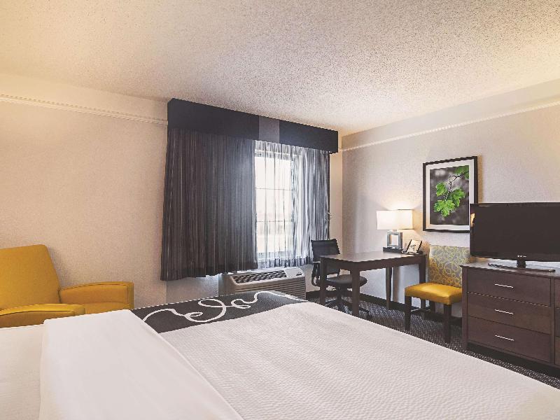 La Quinta Inn & Suites Oklahome City Nw Expressway image