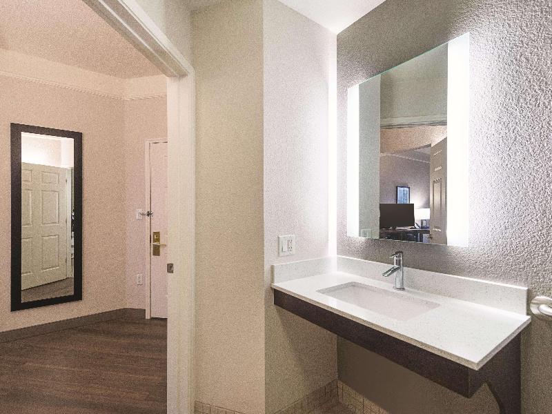 La Quinta Inn & Suites Oklahome City Nw Expressway image