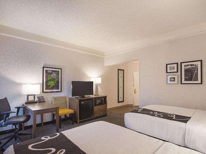 La Quinta Inn & Suites Oklahome City Nw Expressway image