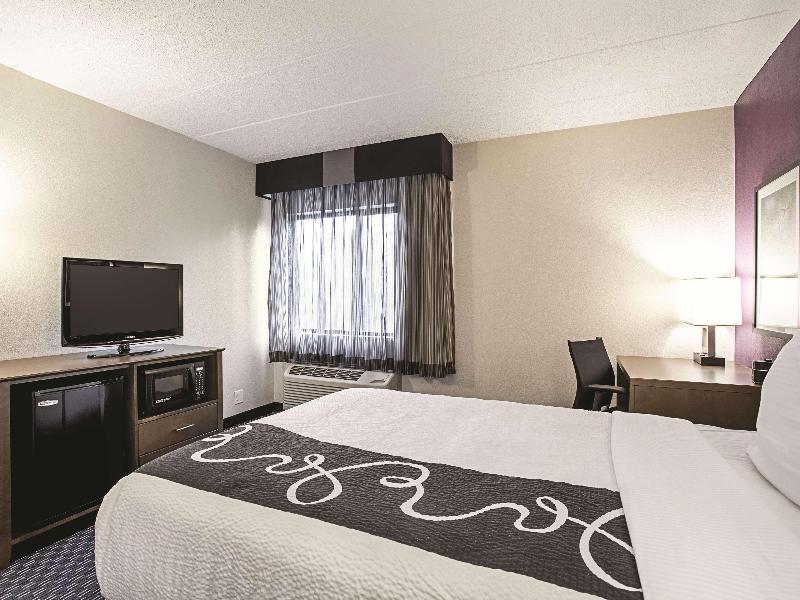 La Quinta Inn & Suites Baltimore North image