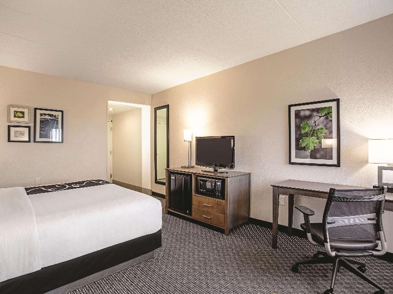 La Quinta Inn & Suites Baltimore North image