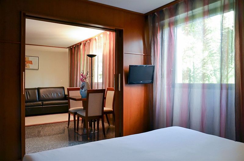 Goldstar Resort & Suites