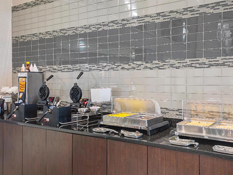 La Quinta Inn & Suites Austin Airport image