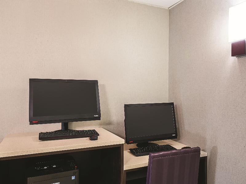 La Quinta Inn & Suites Austin Airport image
