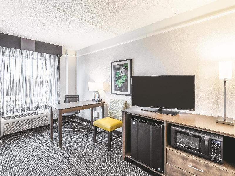 La Quinta Inn & Suites Austin Airport image