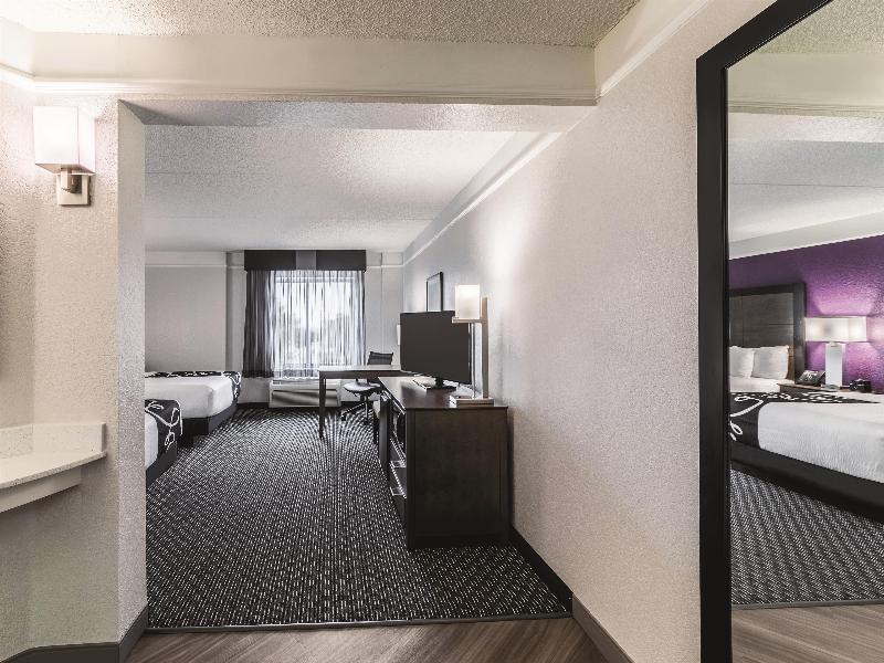 La Quinta Inn & Suites Austin Airport image