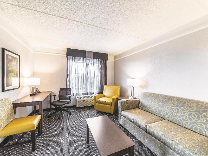 La Quinta Inn & Suites Austin Airport image