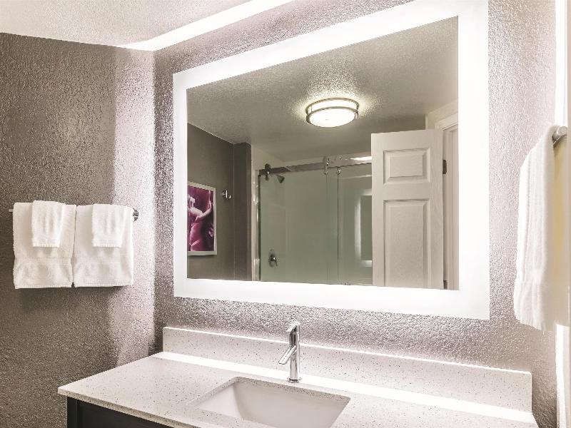 La Quinta Inn & Suites Austin Airport image