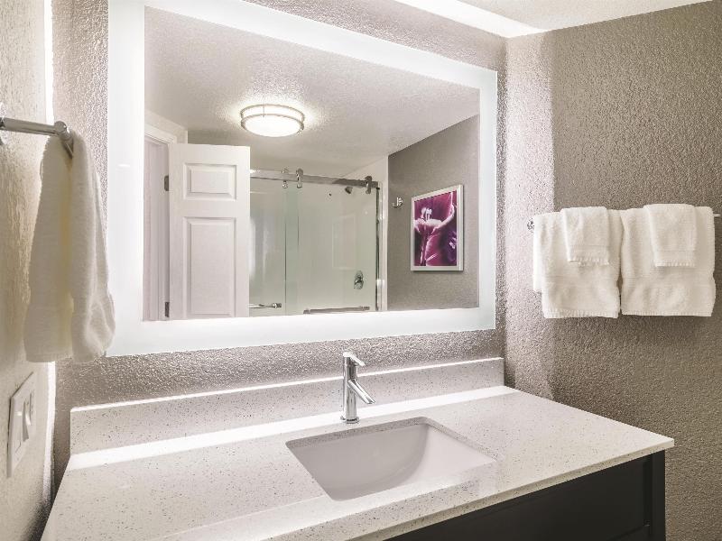 La Quinta Inn & Suites Austin Airport image