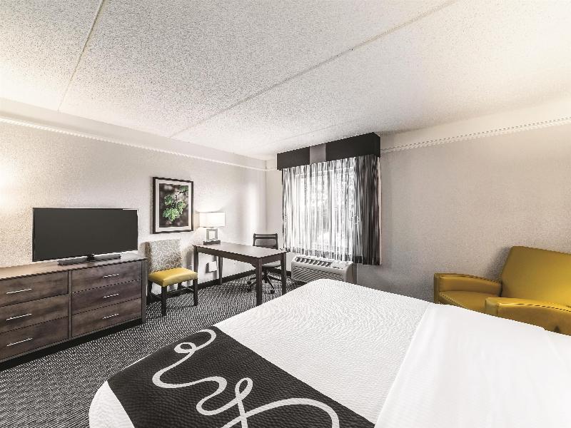 La Quinta Inn & Suites Austin Airport image
