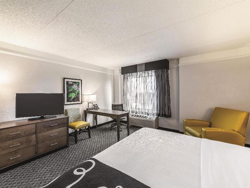 La Quinta Inn & Suites Austin Airport image