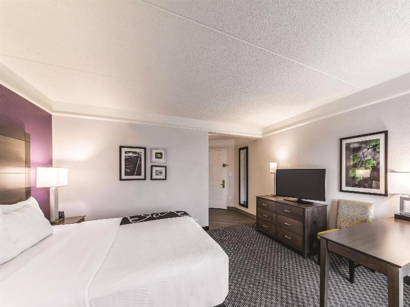 La Quinta Inn & Suites Austin Airport image