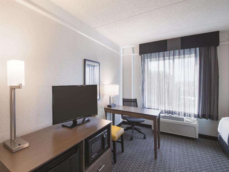 La Quinta Inn & Suites Austin Airport image