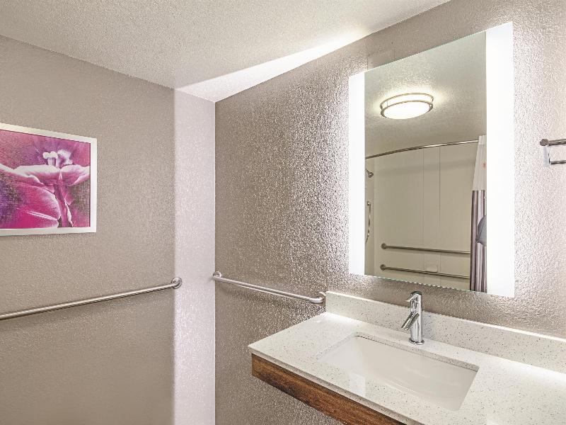 La Quinta Inn & Suites Austin Airport image