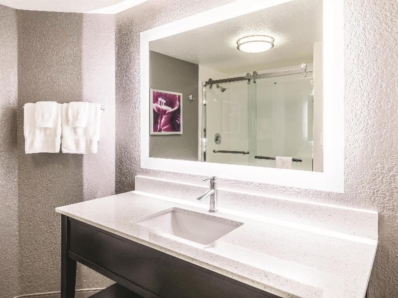 La Quinta Inn & Suites Austin Airport image