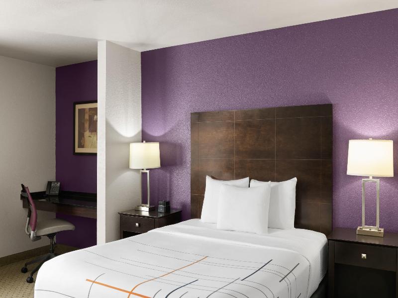 Room DELUXE QUEEN BED