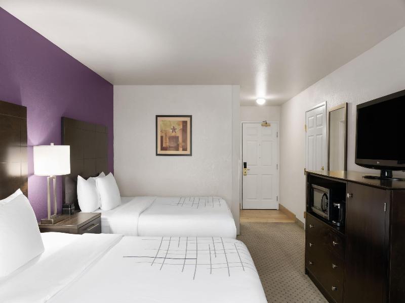 Room TWO QUEEN BEDS
