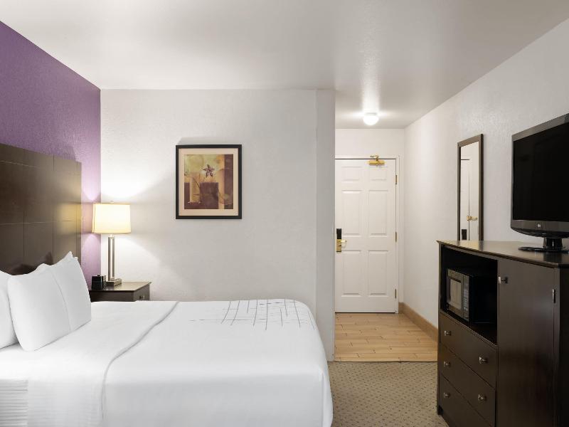 Room KING BED NON SMOKING