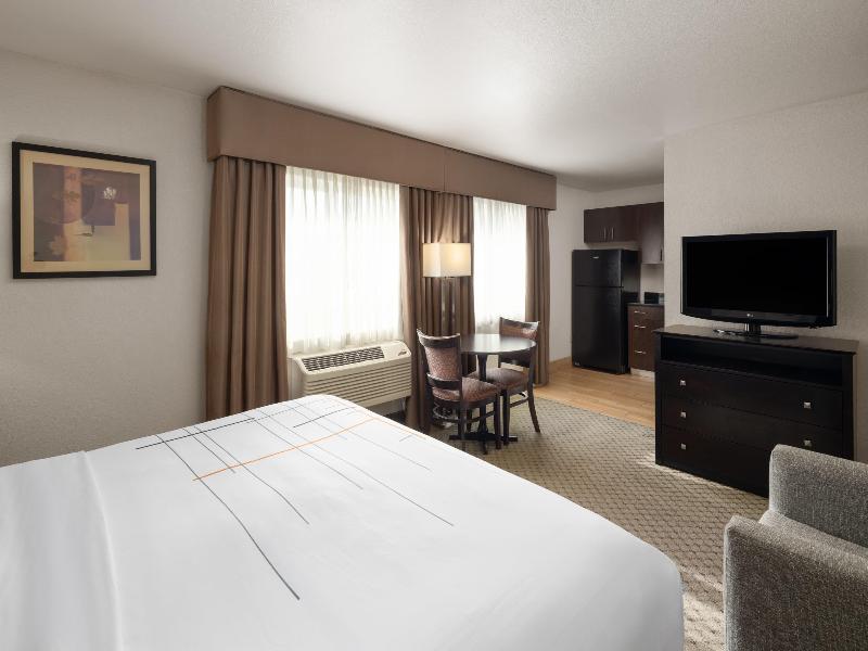DOUBLE DELUXE WITH KITCHENETTE