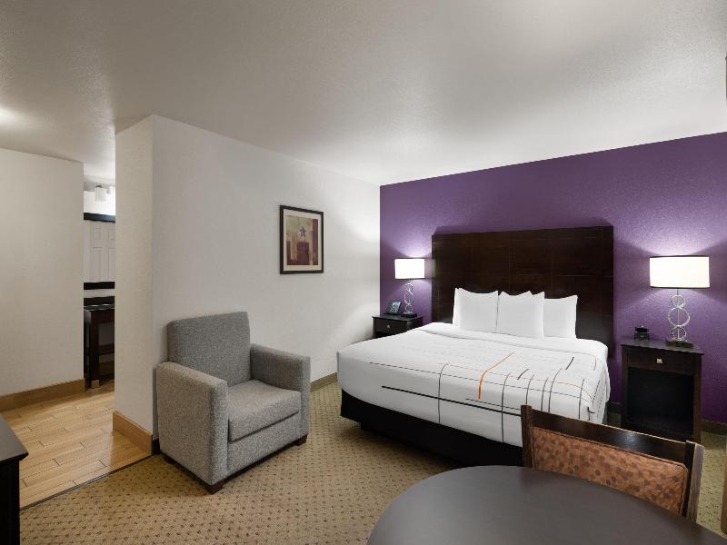 DOUBLE DELUXE WITH KITCHENETTE
