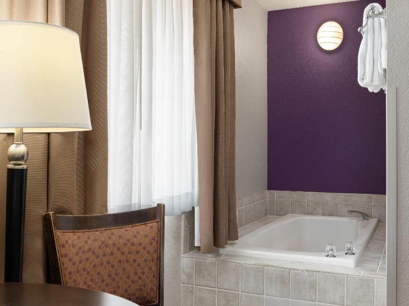 SUITE DELUXE KING BED
