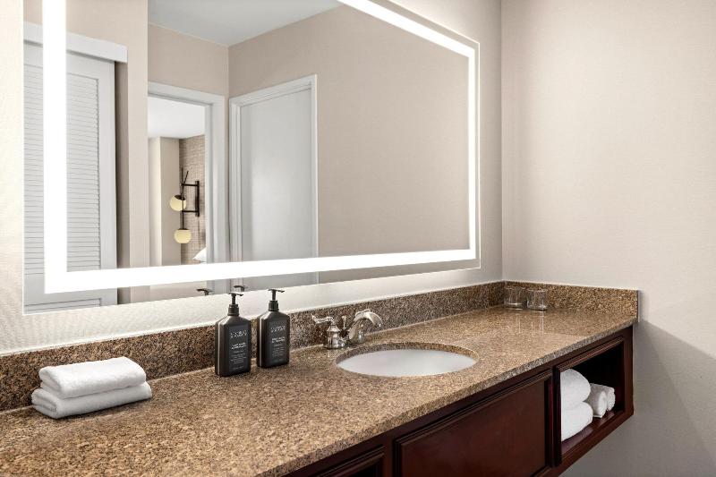 Sheraton Suites Galleria image