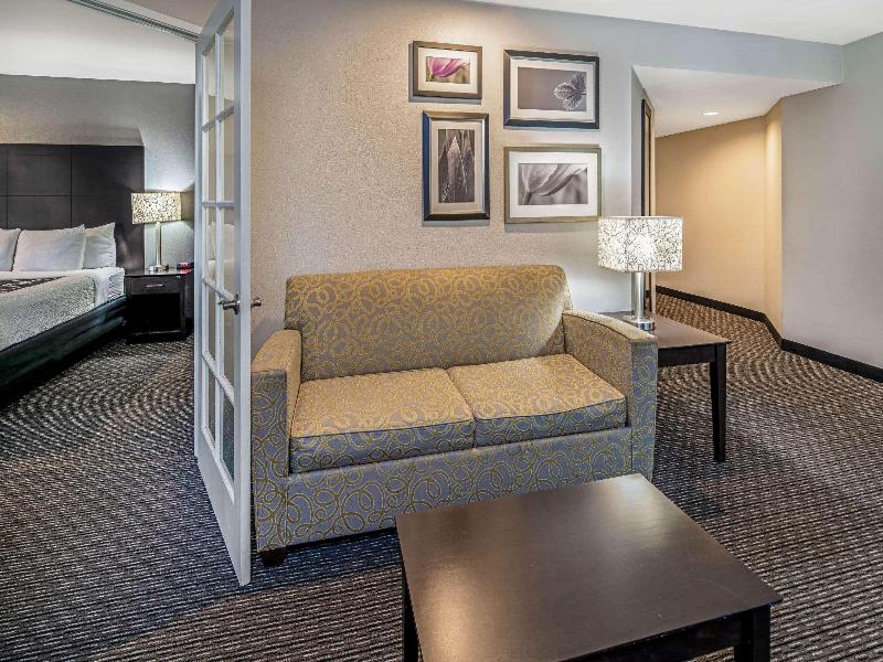 La Quinta Inn & Suites by Wyndham Anaheim image