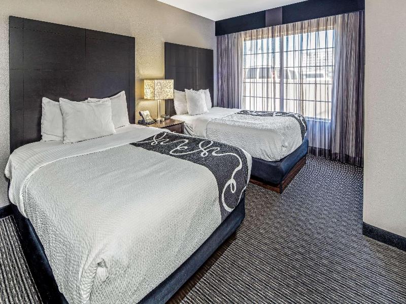 La Quinta Inn & Suites by Wyndham Anaheim image