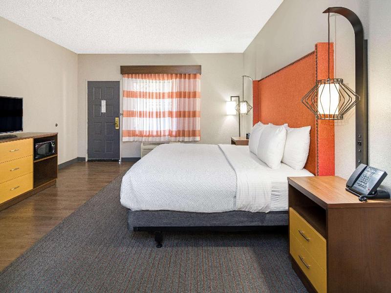 La Quinta by Wyndham Orange County Airport image