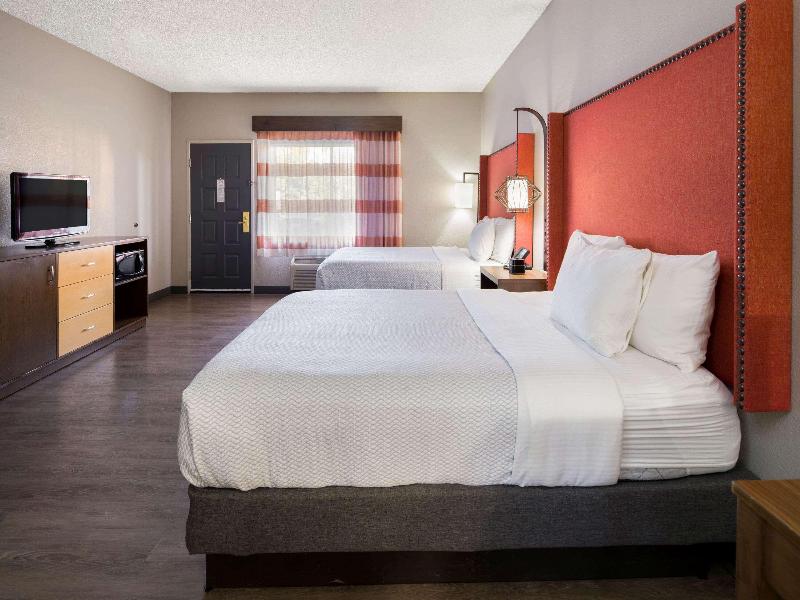 La Quinta by Wyndham Orange County Airport image