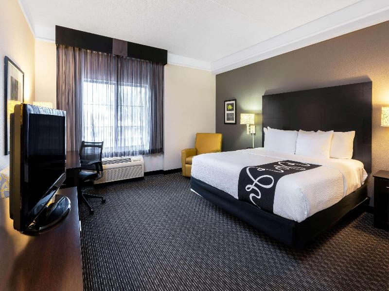 La Quinta Inn & Suites by Wyndham Mesa Superstitio image