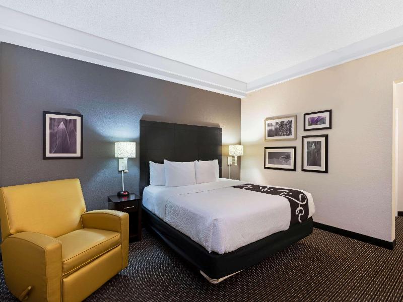 La Quinta Inn & Suites by Wyndham Mesa Superstitio image