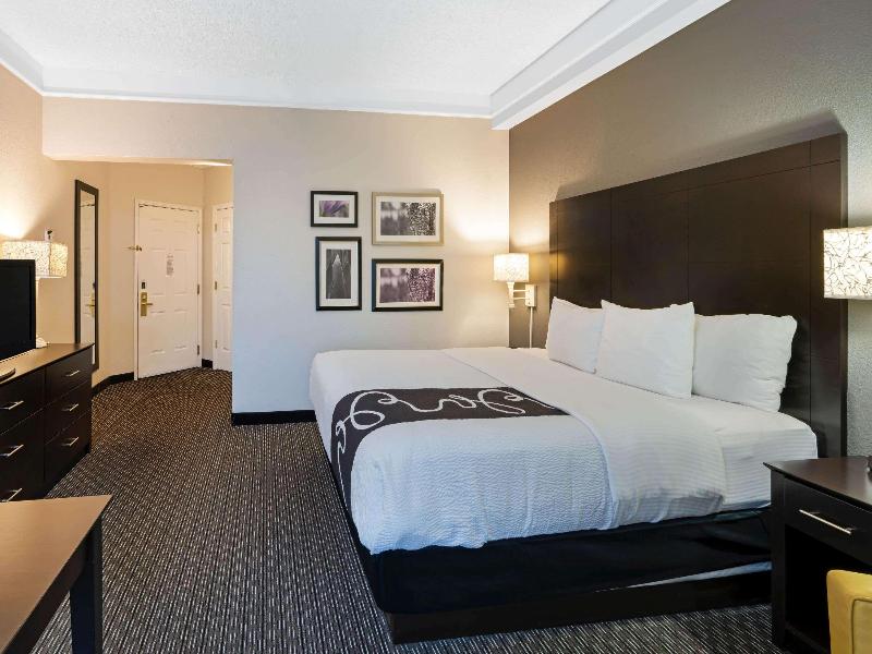 La Quinta Inn & Suites by Wyndham Mesa Superstitio image