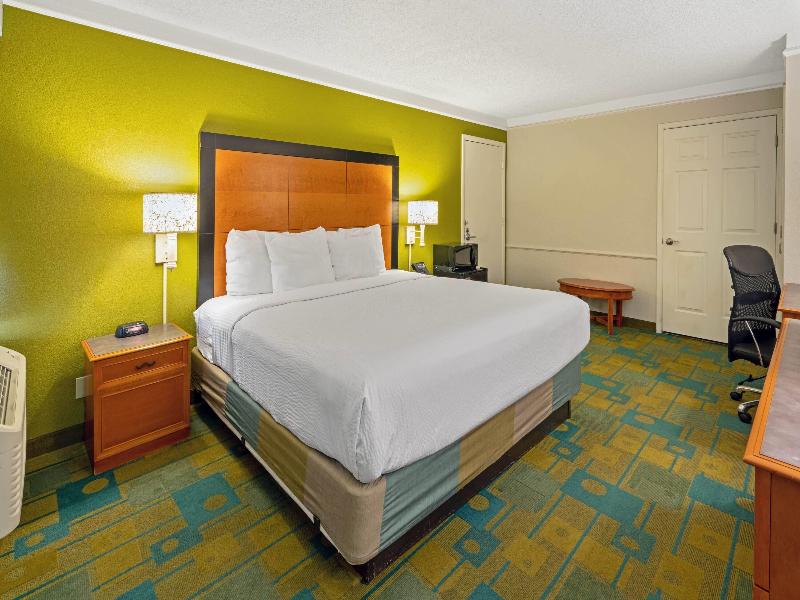 Travelodge by Wyndham Phoenix North image