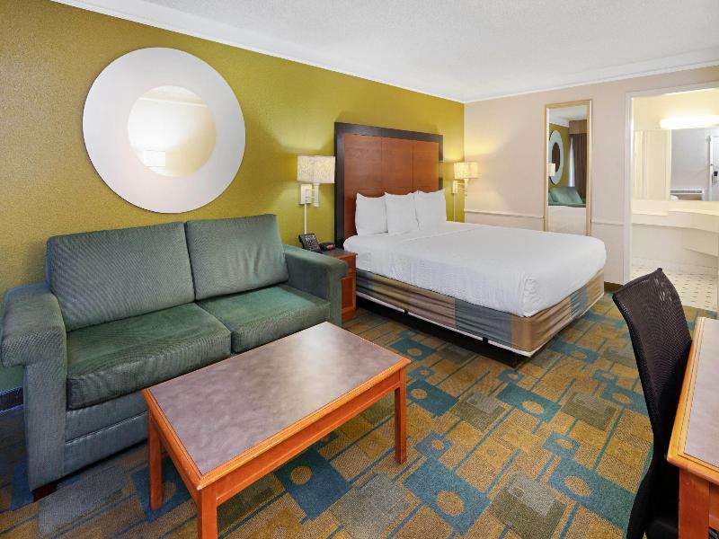 Travelodge by Wyndham Phoenix North image