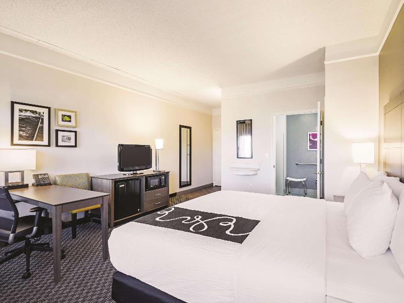 La Quinta Inn & Suites Wyndham Austin Near Domain image