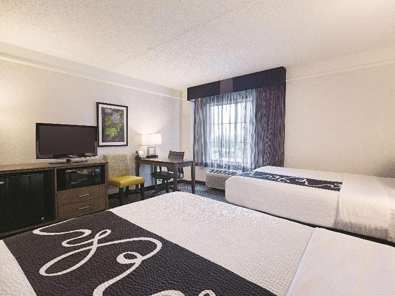 La Quinta Inn & Suites Dallas Plano West image