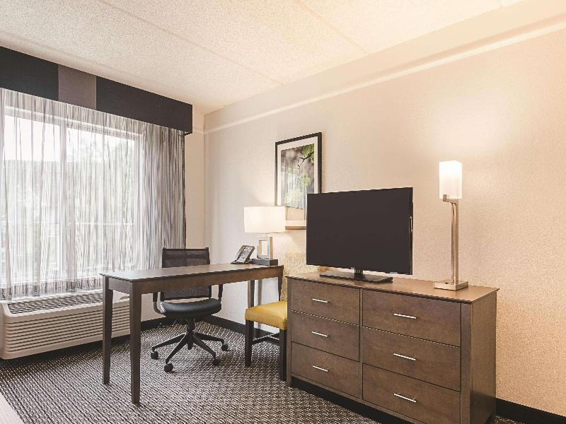 La Quinta Inn & Suites Dallas Plano West image