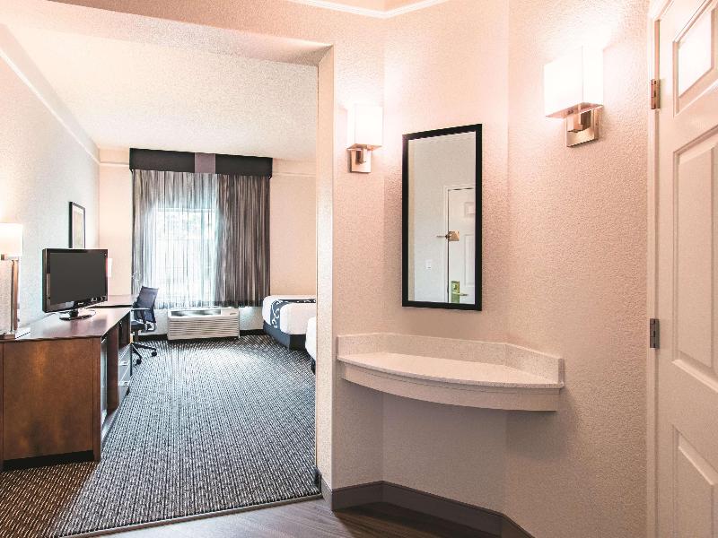 La Quinta Inn & Suites Forth Worth City View image