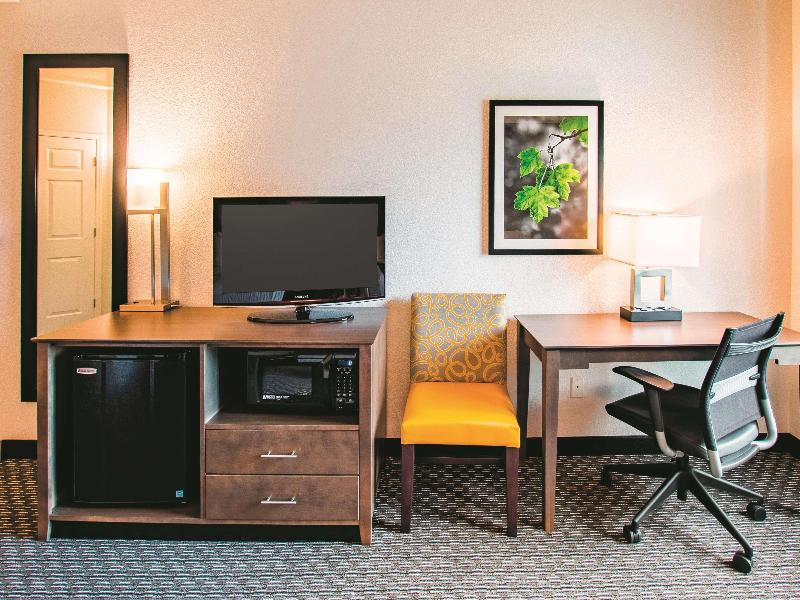 La Quinta Inn & Suites Forth Worth City View image