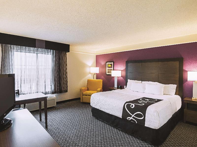 La Quinta Inn & Suites Forth Worth City View image