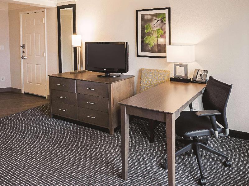La Quinta Inn & Suites Forth Worth City View image