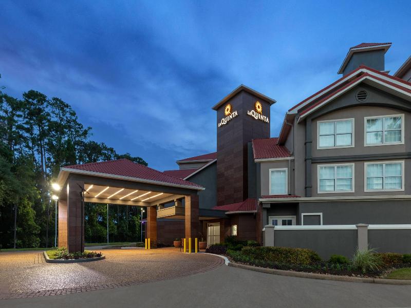 La Quinta Inn & Suites by Wyndham Houston Bush IAH image